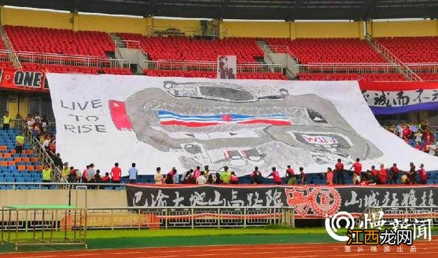 重庆球迷制作复仇者联盟TIFO 拉什福德和红箭三侠谁厉害