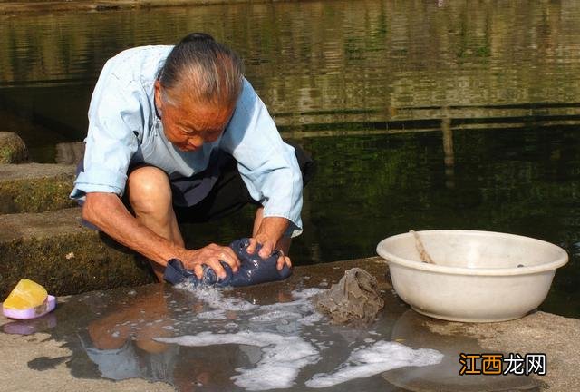 手洗衣服用洗衣液还是皂粉更健康 洗衣粉和洗衣液洗衣皂哪个好