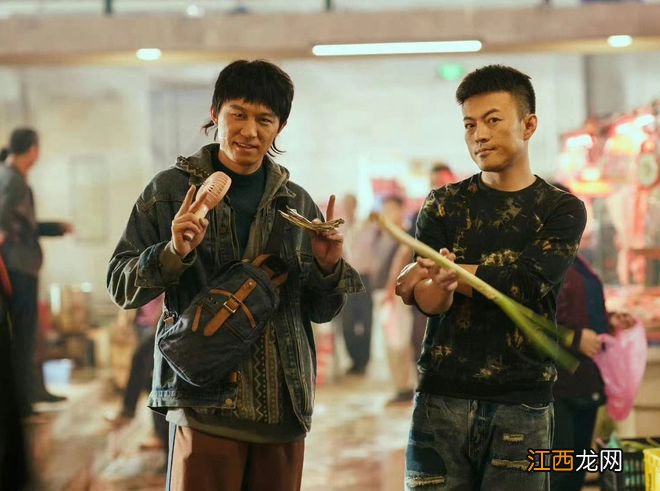 “高启强”张颂文被女粉丝围堵,穿百元鞋接地气,身旁鲜肉无人理