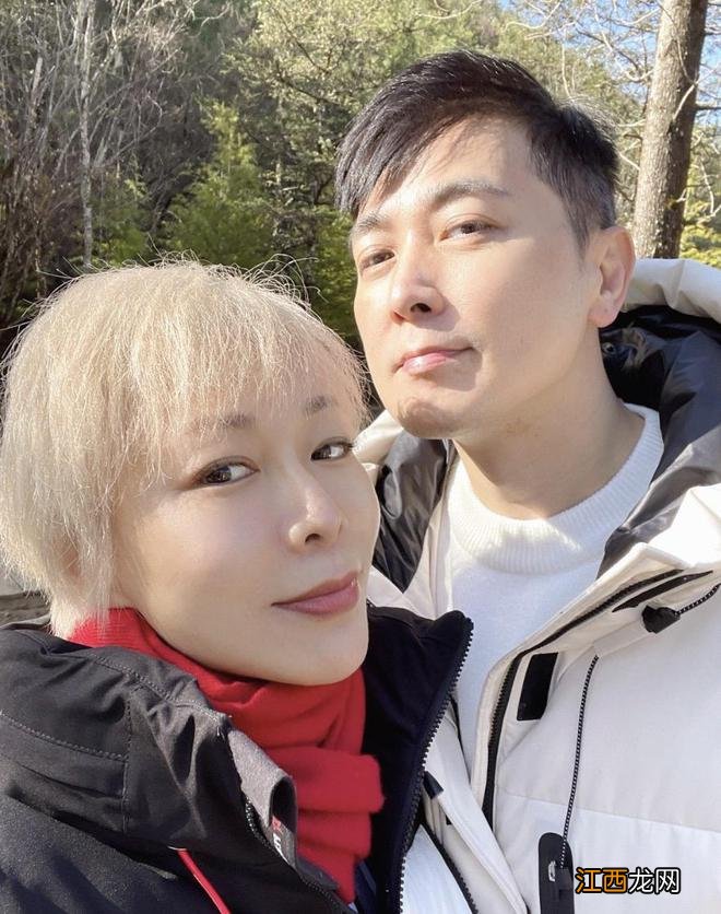 47岁保剑锋为54岁老婆庆生,何珈好满头金发好酷,7岁儿子像爸爸