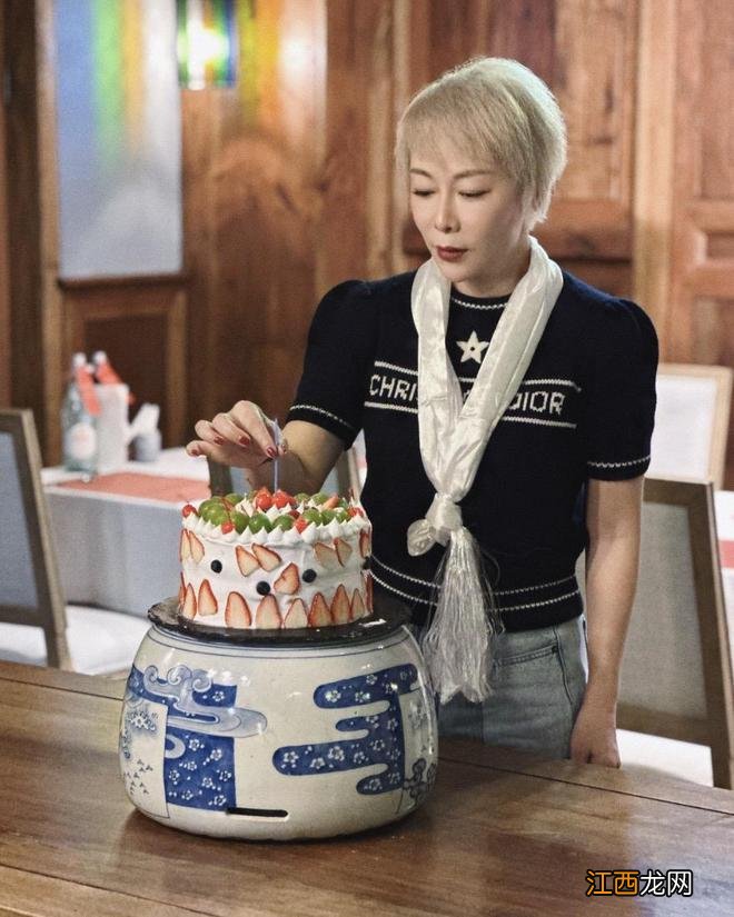 47岁保剑锋为54岁老婆庆生,何珈好满头金发好酷,7岁儿子像爸爸