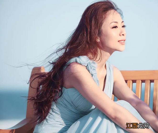 47岁保剑锋为54岁老婆庆生,何珈好满头金发好酷,7岁儿子像爸爸