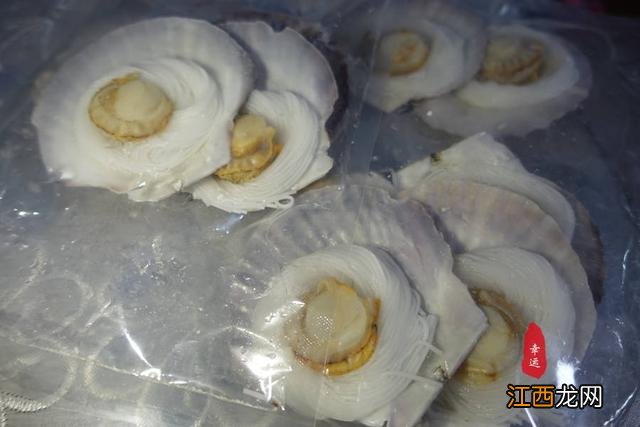 全家人没能在一起吃顿大餐 一家三口大年三十吃饭