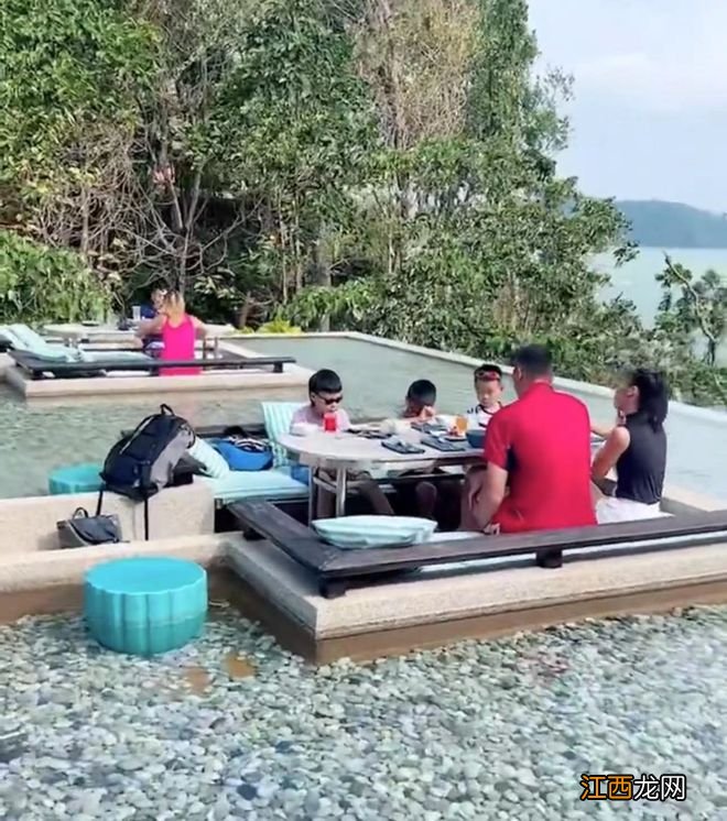 易建联带妻儿泰国游玩,3个儿子身高抢镜,妻子头靠肩膀小鸟依人