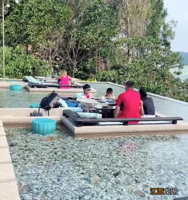 易建联带妻儿泰国游玩,3个儿子身高抢镜,妻子头靠肩膀小鸟依人