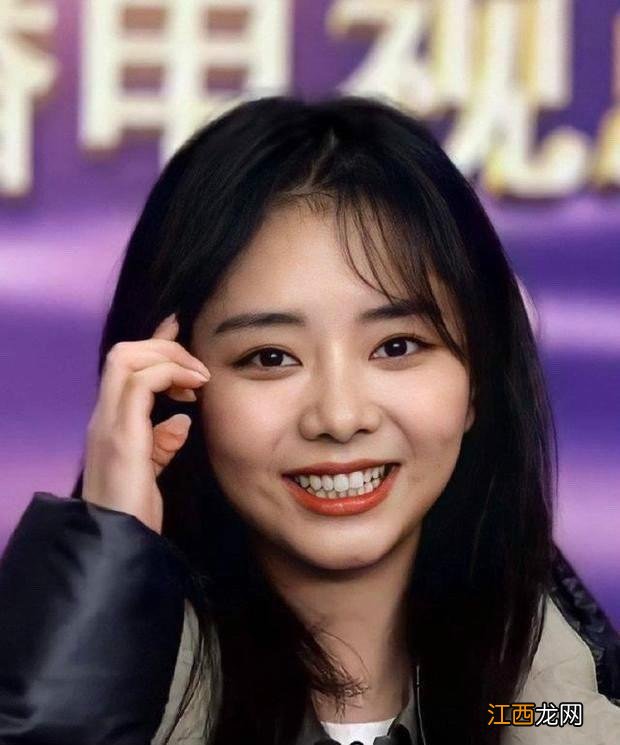 央视镜头下的谭松韵长这样,“娃娃脸”甜美可爱,看着不像30岁