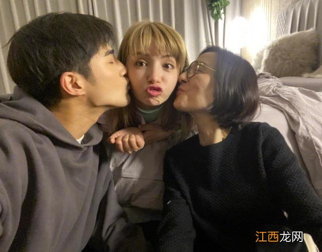 姜潮最新全家福曝光,儿女共用一张脸,妈妈比儿媳麦迪娜气质还好