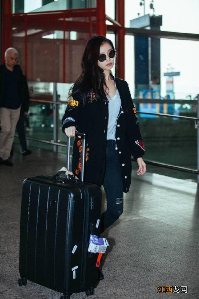 印花针织开衫土气？倪妮穿着走机场，时髦减龄美出新高度