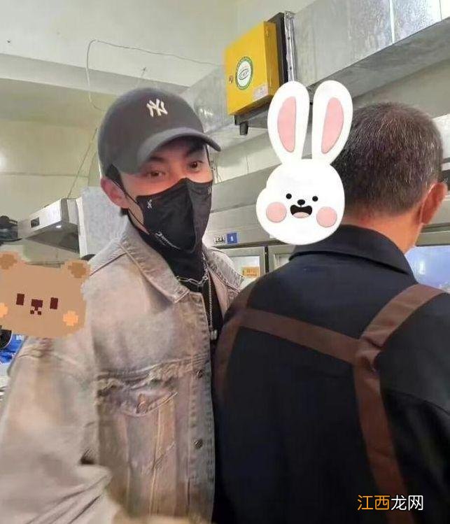 王鹤棣回乐山老家过年,与妈妈挽手现身炸串店,亲自下厨接地气