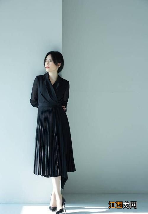 俞飞鸿素颜晒照，肌肤紧致法令纹却很明显，真实自然很好看