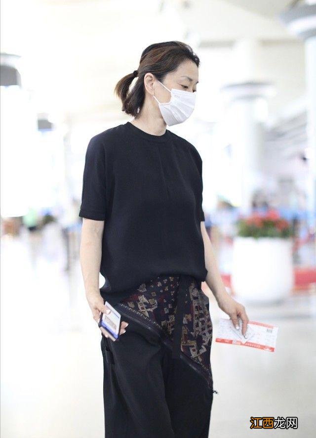 59岁的毛阿敏还挺潮，穿一身黑色显高又显瘦，一点看不出身材走样