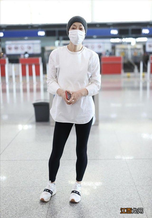 59岁的毛阿敏还挺潮，穿一身黑色显高又显瘦，一点看不出身材走样