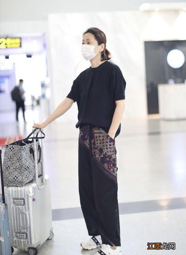 59岁的毛阿敏还挺潮，穿一身黑色显高又显瘦，一点看不出身材走样