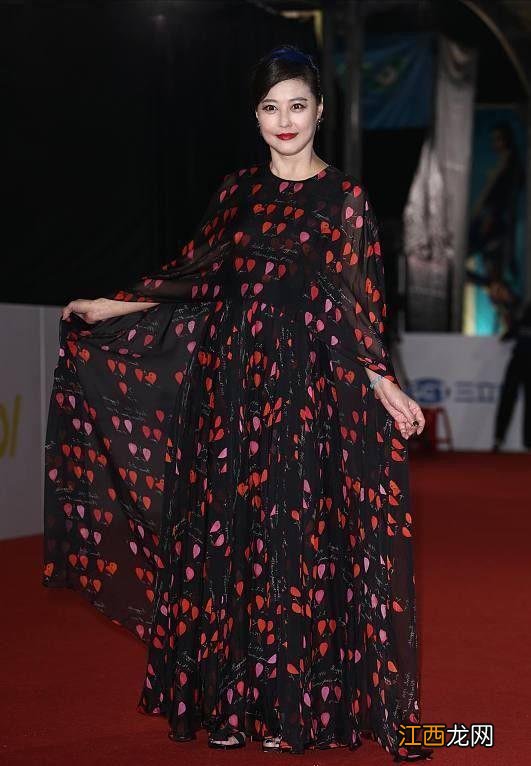 周海媚虽然56岁了,但少女心满满,穿网纱裙戴蝴蝶结发饰好青春