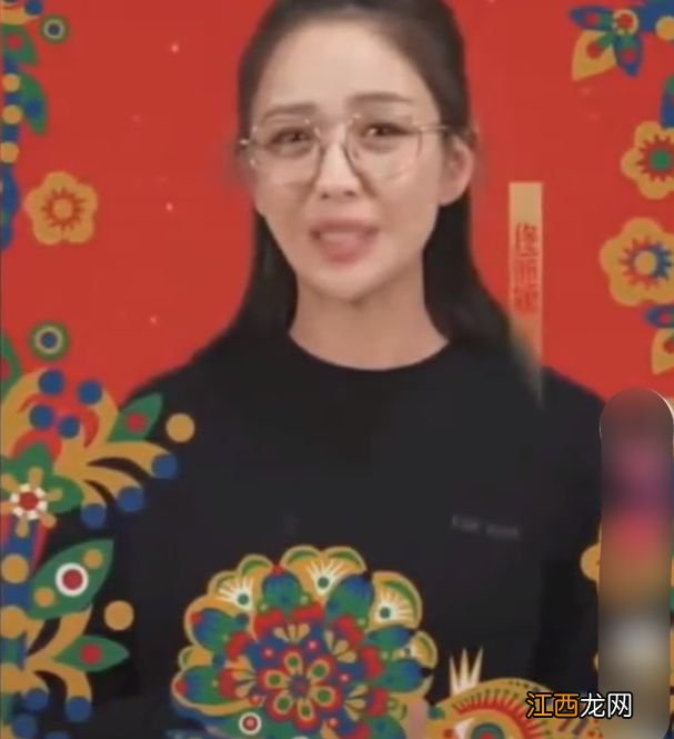 佟丽娅新年录视频拜年,脸部水肿眼袋大,表情不协调笑起来像哭