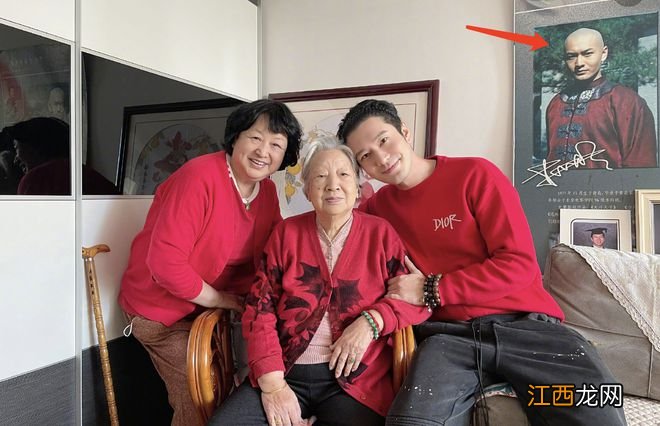 黄晓明晒祖孙三代同框照，45岁仍向姥姥撒娇，姥姥家挂着他的剧照