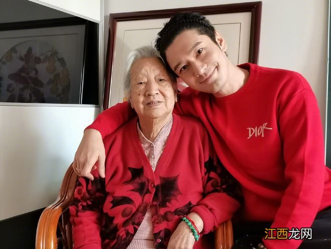 黄晓明晒祖孙三代同框照，45岁仍向姥姥撒娇，姥姥家挂着他的剧照