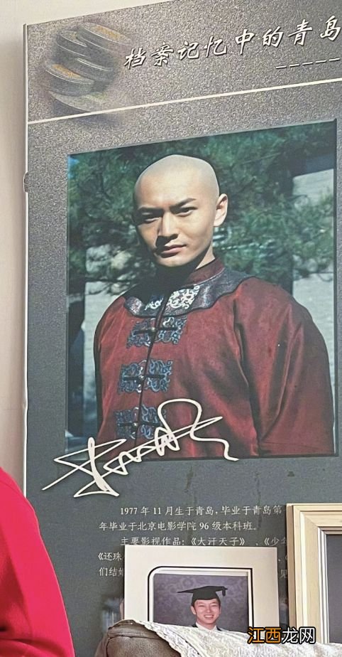 黄晓明晒祖孙三代同框照，45岁仍向姥姥撒娇，姥姥家挂着他的剧照