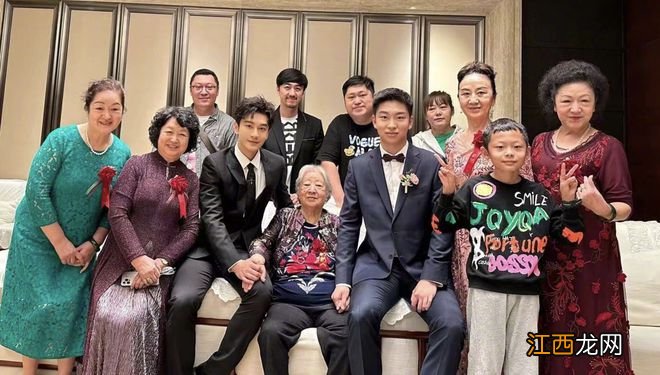 黄晓明晒祖孙三代同框照，45岁仍向姥姥撒娇，姥姥家挂着他的剧照