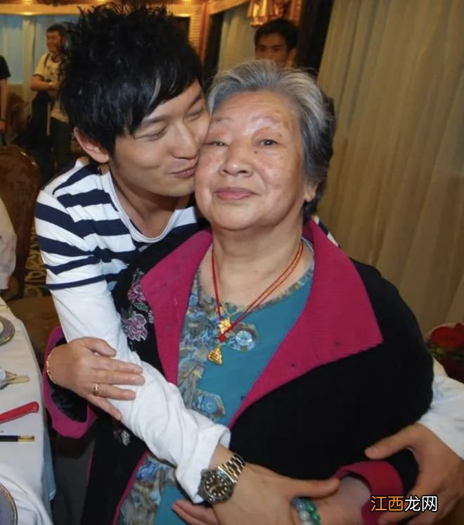 黄晓明晒祖孙三代同框照，45岁仍向姥姥撒娇，姥姥家挂着他的剧照