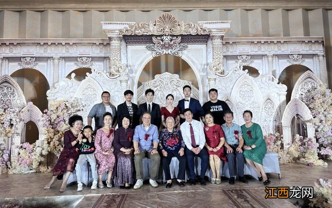 黄晓明晒祖孙三代同框照，45岁仍向姥姥撒娇，姥姥家挂着他的剧照