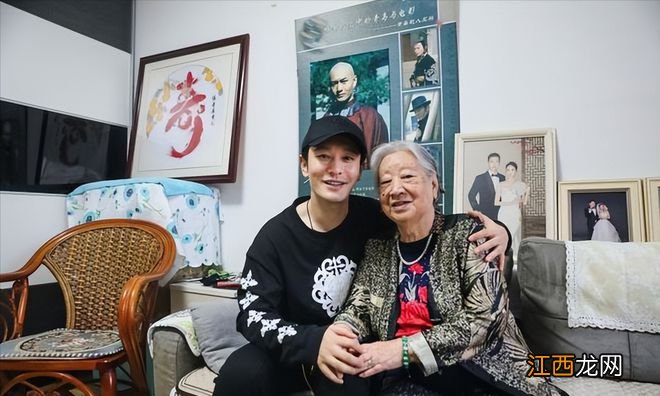 黄晓明晒祖孙三代同框照，45岁仍向姥姥撒娇，姥姥家挂着他的剧照