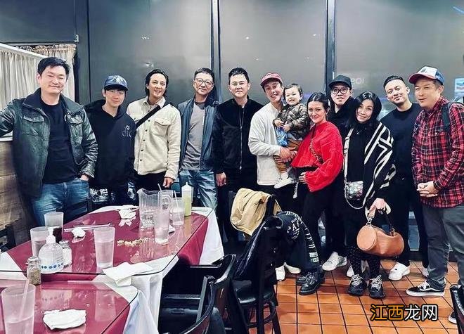 林俊杰晒春节聚餐照,48岁吴彦祖现身鱼尾纹抢镜,发际线好高