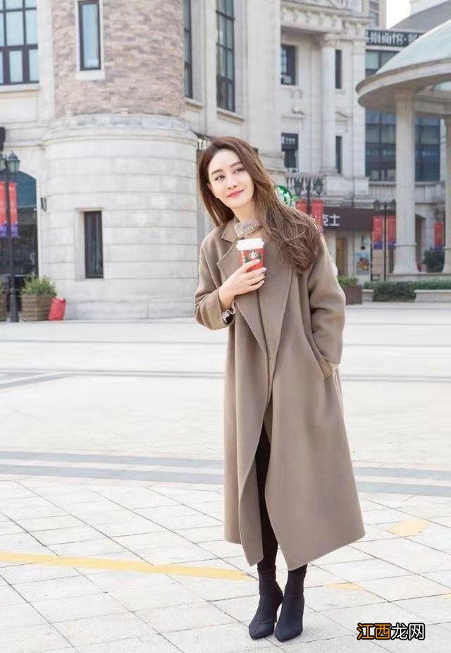 陈德容难得尝试新风格,红色豹纹配皮衣帅气,机车造型亮眼又吸睛