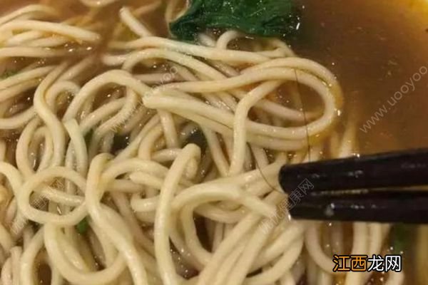 男子就餐吃出头发获赔1016元，店家曾称