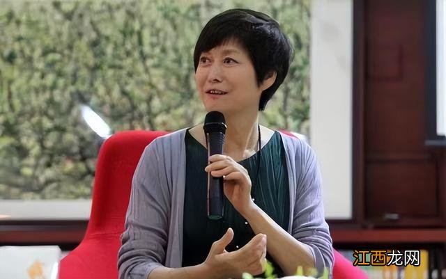 央视女主持敬一丹优雅老去，两件套裙装大方得体，谈吐间全是气质