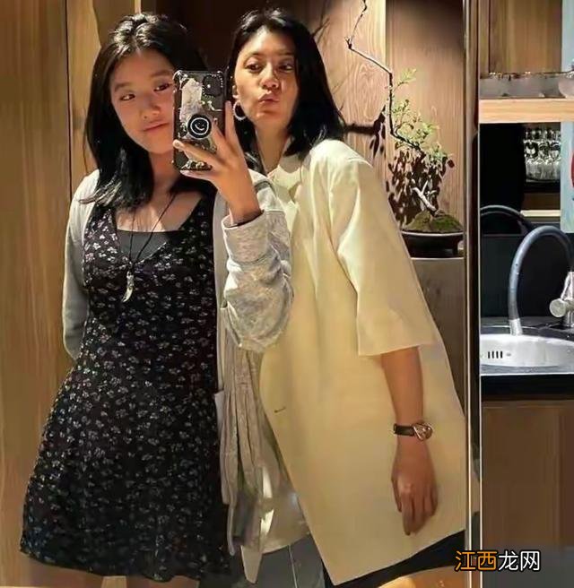 贾静雯和16岁女儿外出游玩，母女俩穿白衬衫配短裙，像极了小姐妹