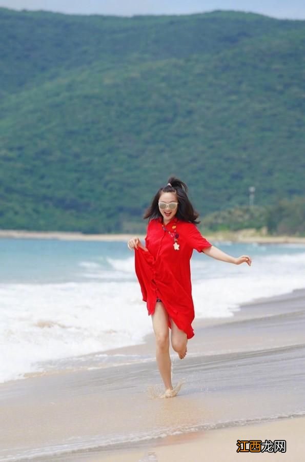 林妙可把灵气胖没了!穿红色长裙海边漫步,身材完全和少女不沾边