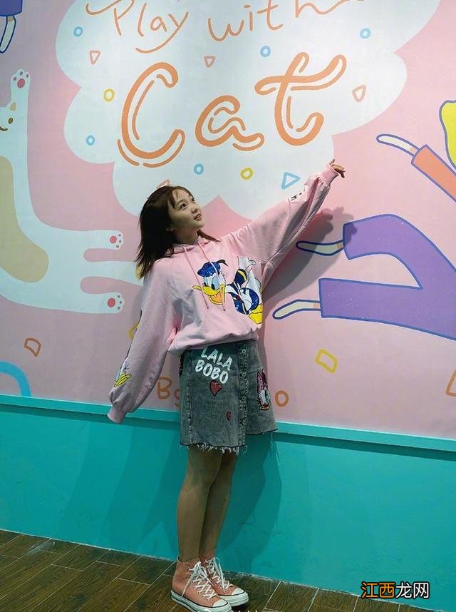 林妙可把灵气胖没了！穿红色长裙海边漫步，身材完全和少女不沾边