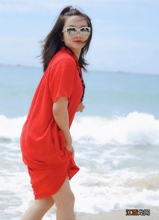 林妙可把灵气胖没了!穿红色长裙海边漫步,身材完全和少女不沾边