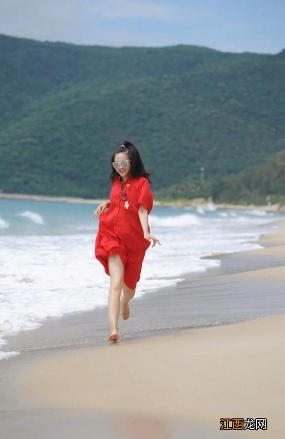 林妙可把灵气胖没了!穿红色长裙海边漫步,身材完全和少女不沾边