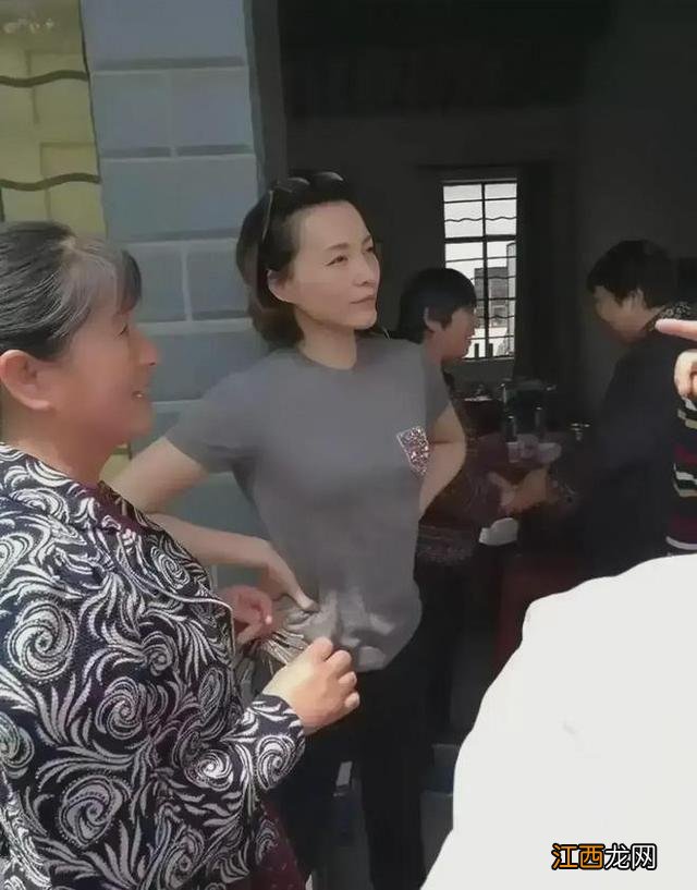 48岁董卿回农村吃席！不化妆穿素衣难掩出挑气质，不愧是书香美人