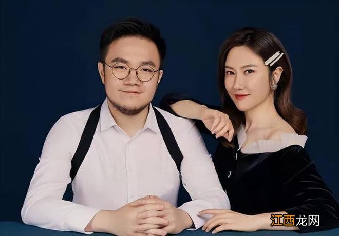 62岁宋丹丹海南过春节，容光焕发超年轻，携儿子儿媳妇比心送祝福