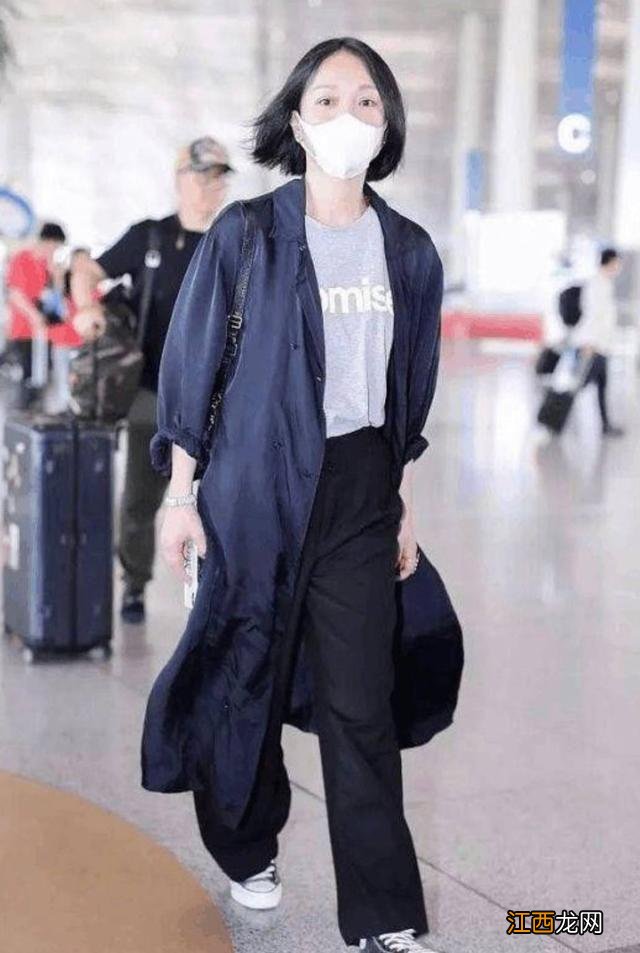 周迅的“佛系穿搭”还挺时尚,穿扎染T恤配阔腿裤,差点认不出来