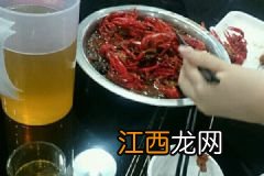 不慎引燃酒精桶，男子家中吃烧烤吃成三度烧伤