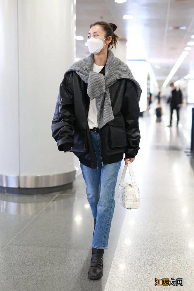 内娱女明星走机场还得看她,实穿又养眼!
