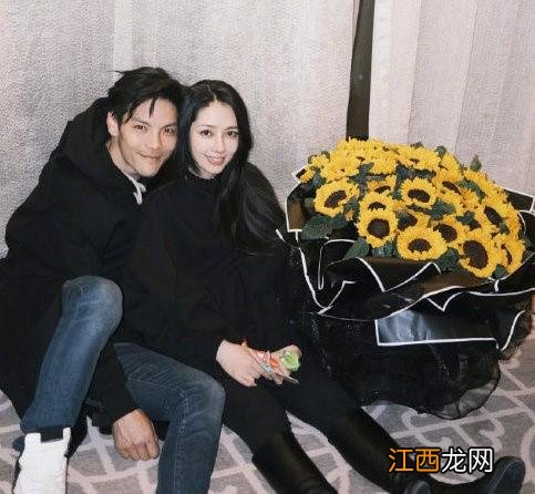 向太晒全家照庆生 向佐郭碧婷亲密同框破婚变传闻