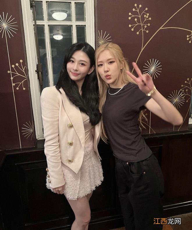 邱淑贞女儿沈月近照曝光,与朴彩英合照颜值高,两美女合照太养眼