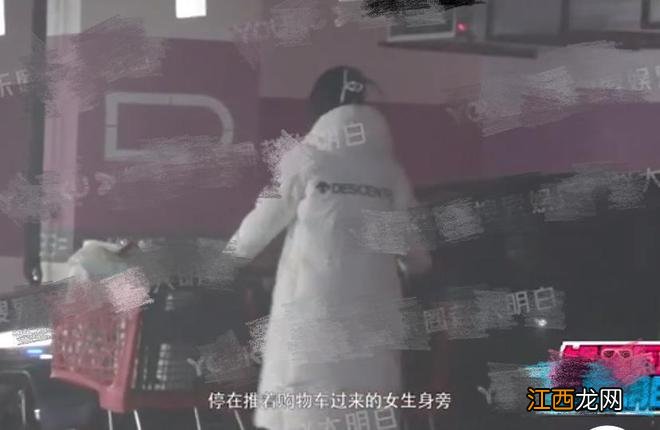 韩东君疑似恋情曝光，与美女逛超市玩赛车，在车库亲吻后一同返家