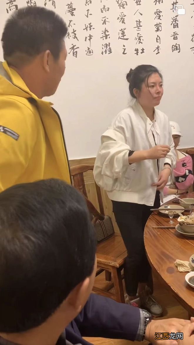 61岁男演员酒桌发飙惹争议！当场摔杯气愤离场，指责女性言语粗鲁