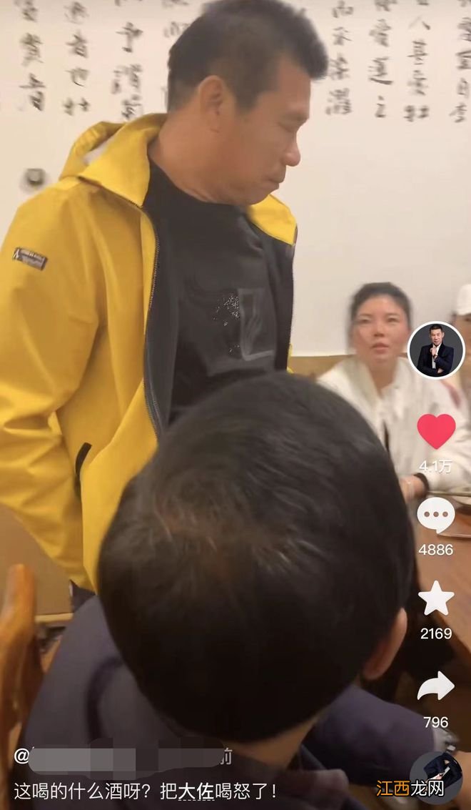 61岁男演员酒桌发飙惹争议！当场摔杯气愤离场，指责女性言语粗鲁