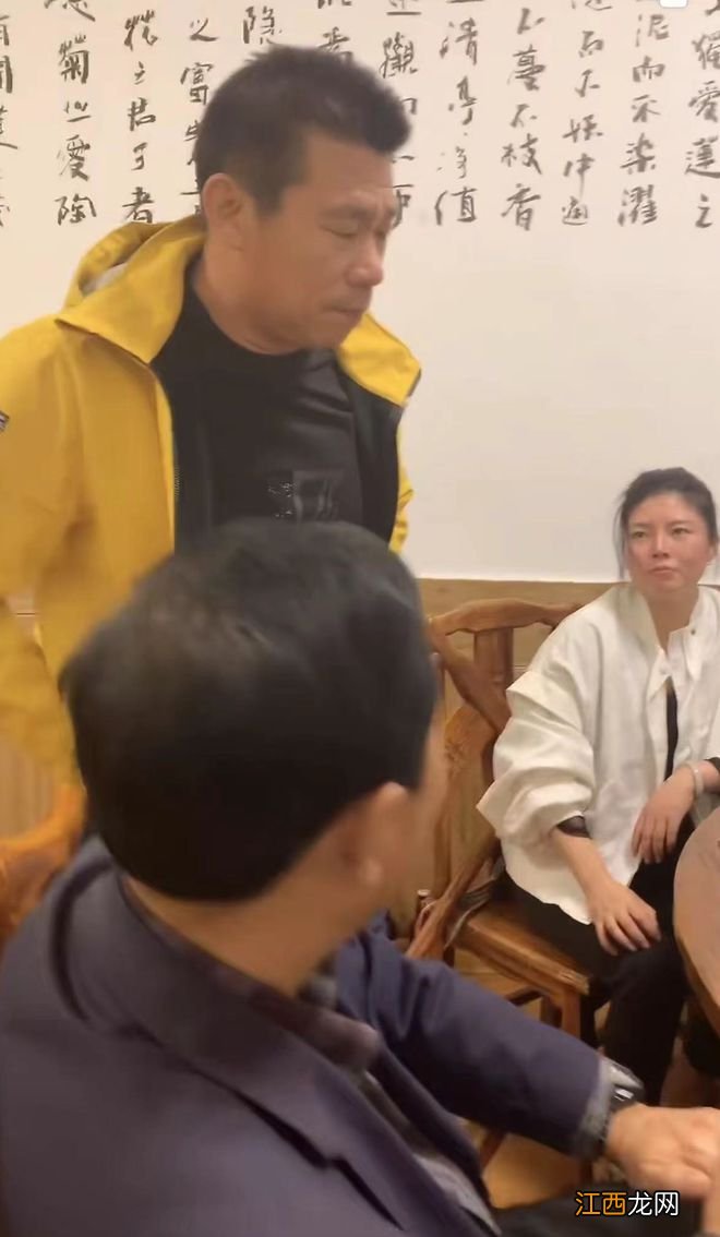 61岁男演员酒桌发飙惹争议！当场摔杯气愤离场，指责女性言语粗鲁