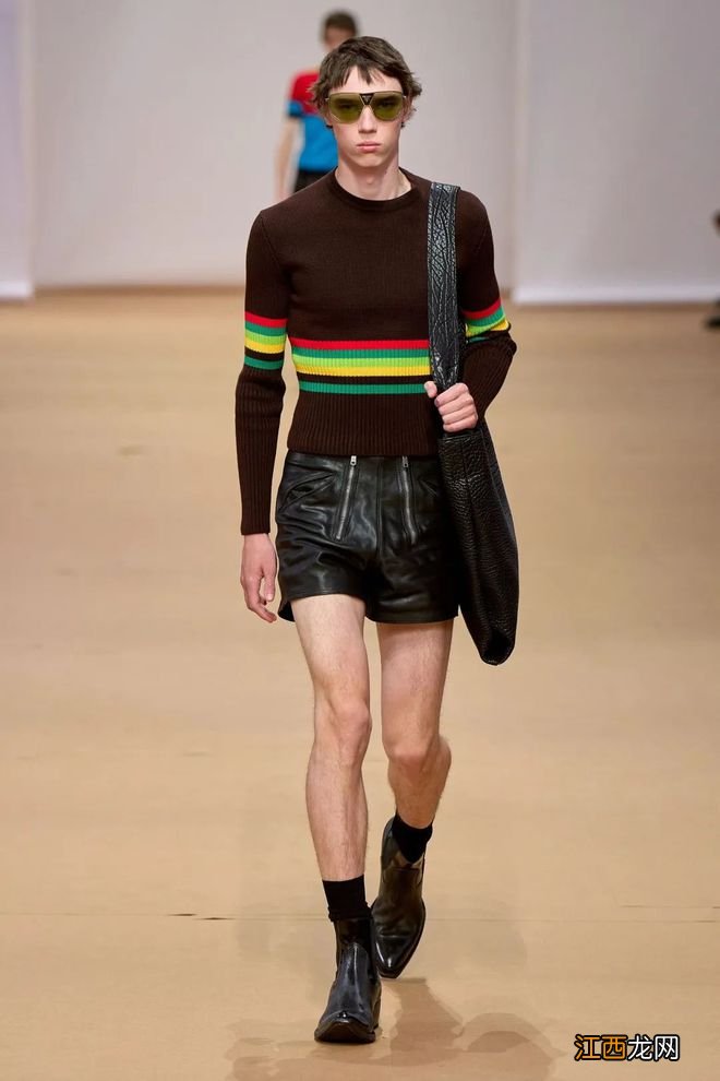 老条纹玩出新花样，带来经久不衰的时髦力