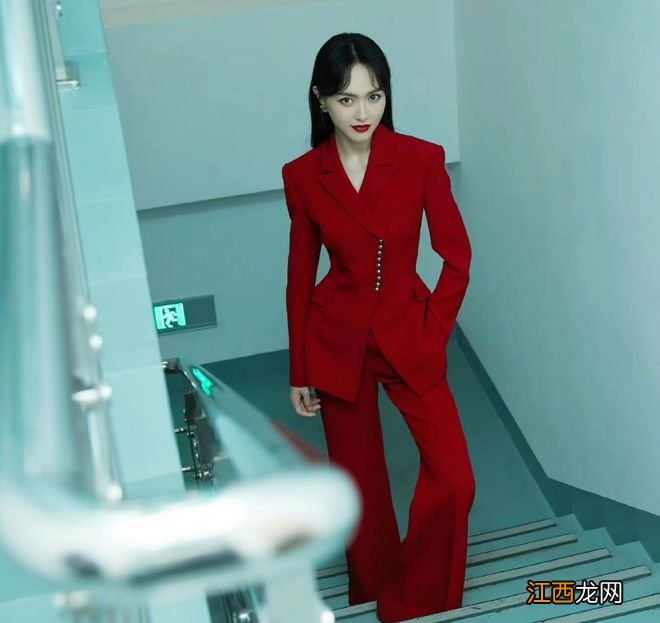 唐嫣晋级二级演员真争气!穿中国红亮相成体制内美女,央视脸绝了