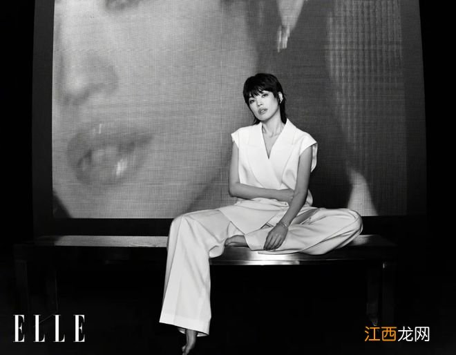 舒淇亮相《ELLE》2月刊封面，“红”与“黑”造型展现双面魅力