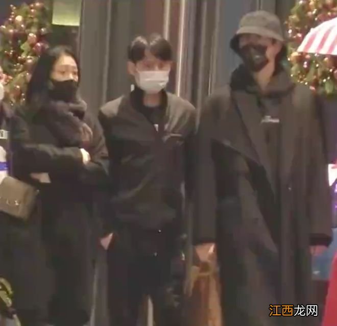 陈飞宇陪家人逛街,54岁陈红发福显老态,哥哥陈雨昂露面超像爸爸